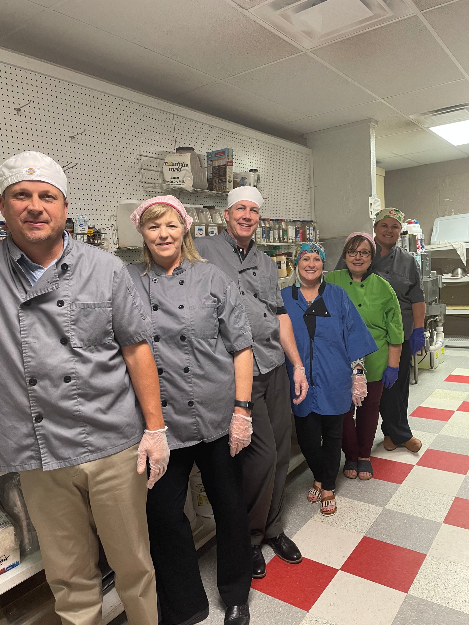 Vision Bank employees volunteer at local food drive. 